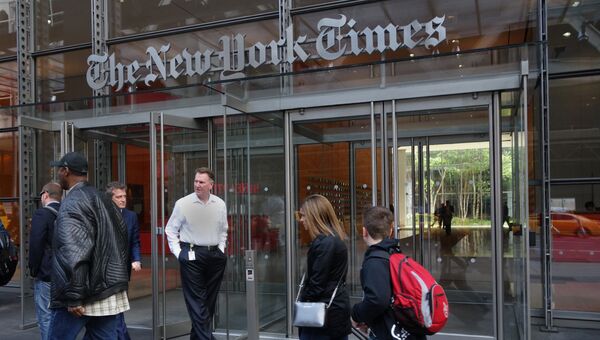 Вход в здание газеты New York Times в Нью-Йорке. Архивное фото Вход в здание газеты New York Times в Нью-Йорке. Архивное фото