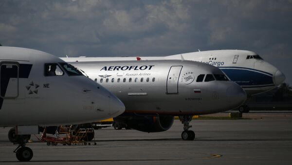 Sukhoi Superjet 100 на стоянке самолетов в аэропорту Шереметьево в Москве. Архивное фото Sukhoi Superjet 100 на стоянке самолетов в аэропорту Шереметьево в Москве. Архивное фото