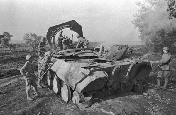 Июль 1943 года. Немецкая самоходная пушка Пантера, уничтоженная советской артиллерией под Прохоровкой. Июль 1943 года. Немецкая самоходная пушка Пантера, уничтоженная советской артиллерией под Прохоровкой.