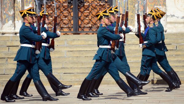 Военнослужащие Президентского полка во время развода караула. Архивное фото Военнослужащие Президентского полка во время развода караула. Архивное фото