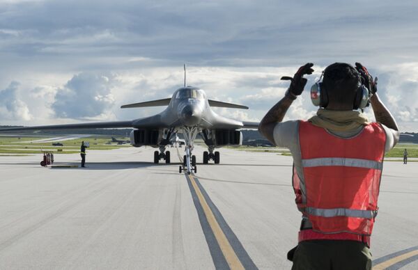 Стратегический бомбардировщик B-1B Lancer на базе ВВС США на Гуаме Стратегический бомбардировщик B-1B Lancer на базе ВВС США на Гуаме
