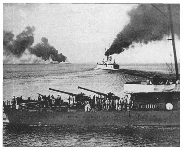 Линкор Воля уходит из Новороссийска 17 июня 1918 года. На переднем плане — оставшийся для затопления эсминец Керчь Линкор Воля уходит из Новороссийска 17 июня 1918 года. На переднем плане — оставшийся для затопления эсминец Керчь