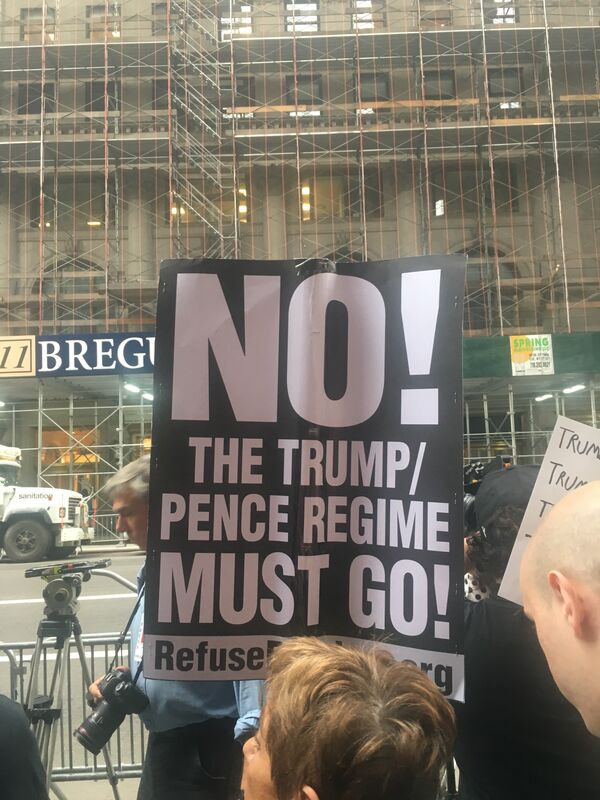 Толпа протестующих против политики Дональда Трампа у небоскреба Trump Tower Толпа протестующих против политики Дональда Трампа у небоскреба Trump Tower