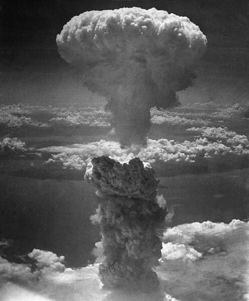 Облако от атомного взрыва над Нагасаки, Япония. 9 августа 1945 Облако от атомного взрыва над Нагасаки, Япония. 9 августа 1945