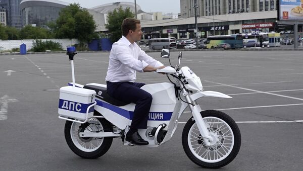 Заместитель мэра Москвы Максим Ликсутов во время демонстрации первых образцов электромотоциклов Иж для сотрудников ГИБДД. 15 июля 2017 Заместитель мэра Москвы Максим Ликсутов во время демонстрации первых образцов электромотоциклов Иж для сотрудников ГИБДД. 15 июля 2017