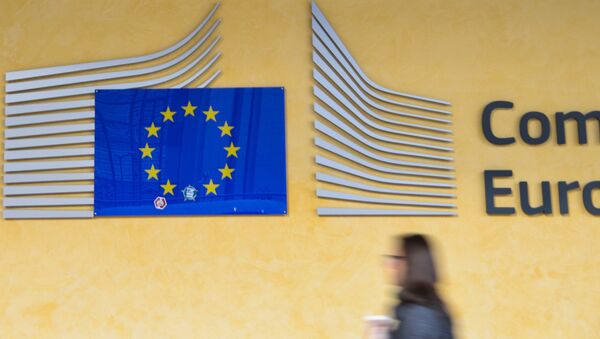 Логотип Евросоюза на здании штаб-квартиры Европейского парламента в Брюсселе. Архивное фото Логотип Евросоюза на здании штаб-квартиры Европейского парламента в Брюсселе. Архивное фото