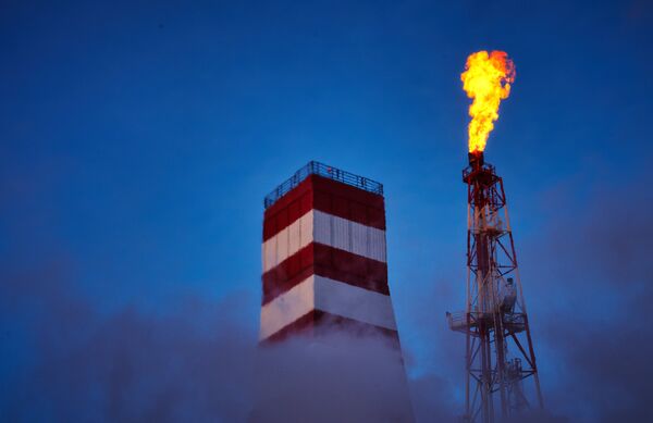 Буровая вышка и газовый факел морской нефтеперерабатывающей платформы Буровая вышка и газовый факел морской нефтеперерабатывающей платформы