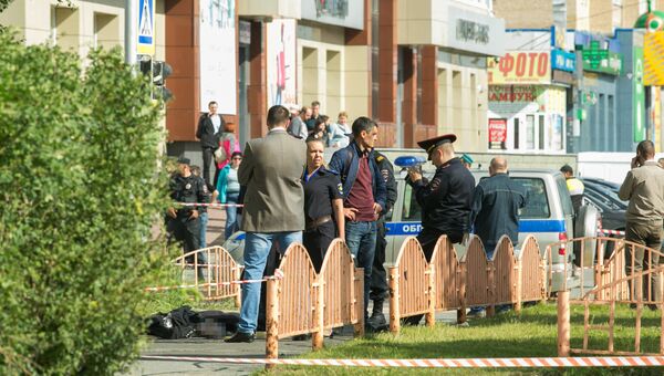 Сотрудники правоохранительных органов работают в центре города Сургута на месте, где неизвестный мужчина напал с ножом на людей и ранил несколько человек. 19 августа 2017 Сотрудники правоохранительных органов работают в центре города Сургута на месте, где неизвестный мужчина напал с ножом на людей и ранил несколько человек. 19 августа 2017