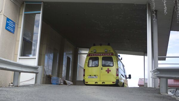 Автомобиль скорой помощи у приемно-диагностического отделения Сургутской клинической травматологической больницы. 19 августа 2017 Автомобиль скорой помощи у приемно-диагностического отделения Сургутской клинической травматологической больницы. 19 августа 2017