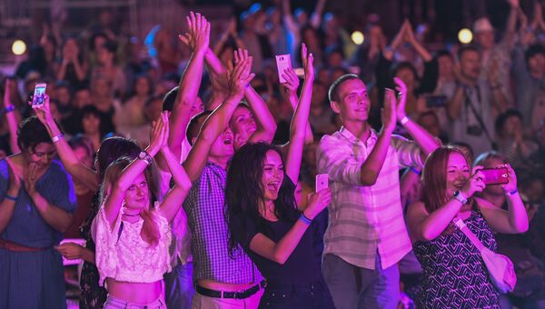 Зрители во время выступления коллектива Club des Belugas на фестивале Koktebel Jazz Party 2017 Зрители во время выступления коллектива Club des Belugas на фестивале Koktebel Jazz Party 2017