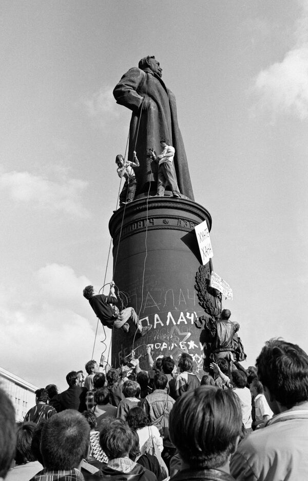Попытка сноса памятника Феликсу Эдмундовичу Дзержинскому во время митинга в августе 1991 года Попытка сноса памятника Феликсу Эдмундовичу Дзержинскому во время митинга в августе 1991 года