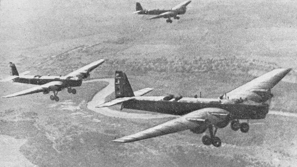 Советские летчики на ТБ-3, добровольно участвовавшие в национально-освободительной борьбы китайского народа против японских захватчиков (1937-1945). 1938 год Советские летчики на ТБ-3, добровольно участвовавшие в национально-освободительной борьбы китайского народа против японских захватчиков (1937-1945). 1938 год