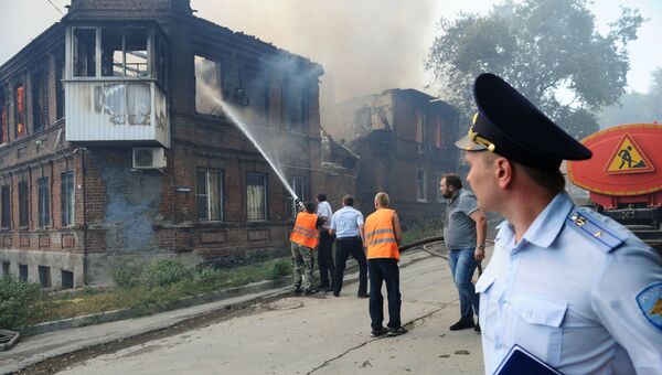 Сотрудники противопожарной службы МЧС России во время ликвидации пожара в Ростове-на-Дону Сотрудники противопожарной службы МЧС России во время ликвидации пожара в Ростове-на-Дону