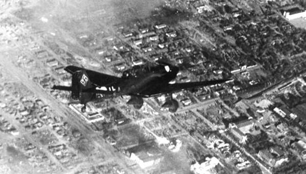 Немецкий самолет над Сталинградом. 1942 год Немецкий самолет над Сталинградом. 1942 год