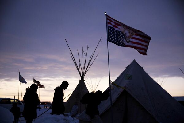 Лагерь Oceti Sakowin, где люди собрались в знак протеста против нефтепровода Dakota Access Лагерь Oceti Sakowin, где люди собрались в знак протеста против нефтепровода Dakota Access