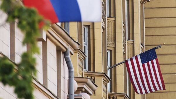 Флаги России и США на здании американского посольства в Москве. Архивное фото Флаги России и США на здании американского посольства в Москве. Архивное фото