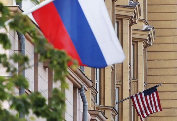 Государственные флаги России и США на здании американского посольства в Москве Государственные флаги России и США на здании американского посольства в Москве