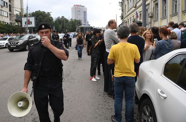 Участники акции в поддержку руководителя театра Гоголь-центр Кирилла Серебренникова у здания Басманного суда Участники акции в поддержку руководителя театра Гоголь-центр Кирилла Серебренникова у здания Басманного суда