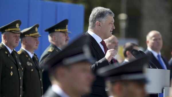 Президент Украины Петр Порошенко выступает на параде в честь Дня независимости в Киеве. 24 августа 2017 Президент Украины Петр Порошенко выступает на параде в честь Дня независимости в Киеве. 24 августа 2017