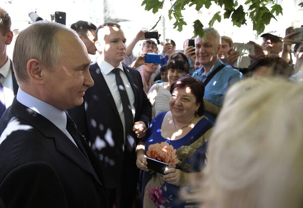 Президент РФ Владимир Путин общается с жителями Старого Арбата. 20 июля 2017 Президент РФ Владимир Путин общается с жителями Старого Арбата. 20 июля 2017