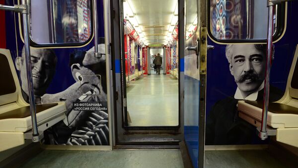 Вагон тематического поезда метро Москва-870, запущенного в честь 870-летнего юбилея Москвы Вагон тематического поезда метро Москва-870, запущенного в честь 870-летнего юбилея Москвы