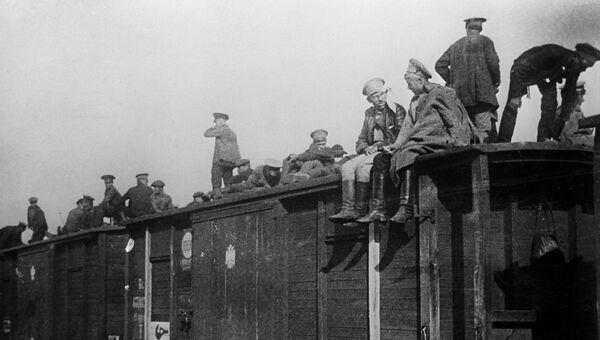 Революционно настроенные солдаты русской армии возвращаются с фронтов 1-й Мировой войны Революционно настроенные солдаты русской армии возвращаются с фронтов 1-й Мировой войны