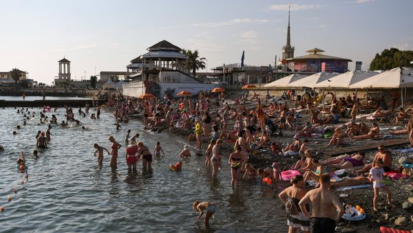Отдыхающие на побережье Черного моря в Сочи. Архивное фото Отдыхающие на побережье Черного моря в Сочи. Архивное фото