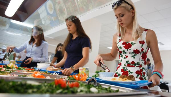 Девушки-кандидаты в курсанты Краснодарского высшего военного авиационного училища летчиков в столовой училища Девушки-кандидаты в курсанты Краснодарского высшего военного авиационного училища летчиков в столовой училища
