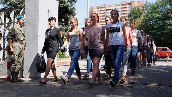 Девушки-кандидаты в курсанты Краснодарского высшего военного авиационного училища летчиков во время ознакомительной экскурсии по училищу Девушки-кандидаты в курсанты Краснодарского высшего военного авиационного училища летчиков во время ознакомительной экскурсии по училищу