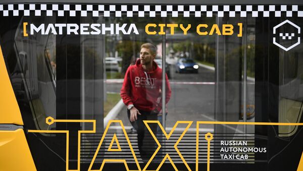Первый беспилотный пассажирский автобус MatrЁshka во время тестового рейса. Архивное фото Первый беспилотный пассажирский автобус MatrЁshka во время тестового рейса. Архивное фото