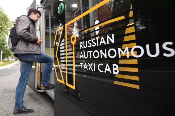 Первый беспилотный пассажирский автобус MatrЁshka во время тестового рейса Первый беспилотный пассажирский автобус MatrЁshka во время тестового рейса