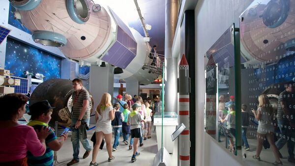 Посетители в Московском Мемориальном музее космонавтики Посетители в Московском Мемориальном музее космонавтики