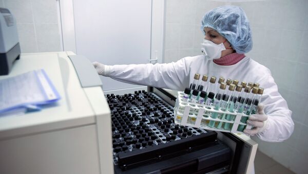 Врач готовит образцы для тестирования на туберкулез Врач готовит образцы для тестирования на туберкулез