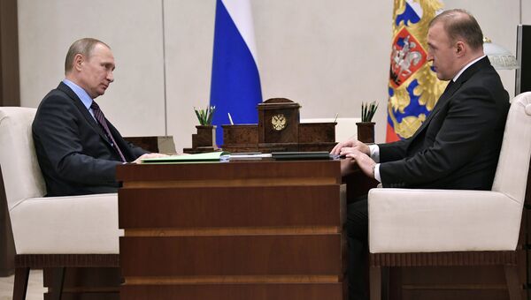 Владимир Путин во время встречи с временно исполняющим обязанности главы Республики Адыгея Муратом Кумпиловым. 30 августа 2017 Владимир Путин во время встречи с временно исполняющим обязанности главы Республики Адыгея Муратом Кумпиловым. 30 августа 2017