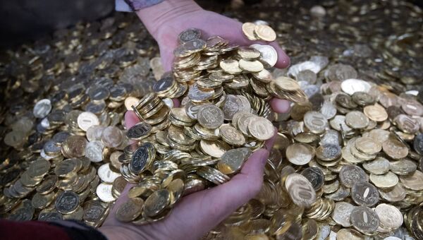Монеты на линии упаковки Монеты на линии упаковки