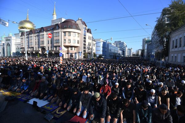 Мусульмане в день праздника жертвоприношения Курбан-байрам возле Московской Соборной мечети. 1 сентября 2017 Мусульмане в день праздника жертвоприношения Курбан-байрам возле Московской Соборной мечети. 1 сентября 2017
