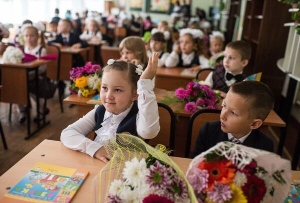 Ученики гимназии №26 города Омска в классе после торжественной линейки посвященной Дню знаний Ученики гимназии №26 города Омска в классе после торжественной линейки посвященной Дню знаний