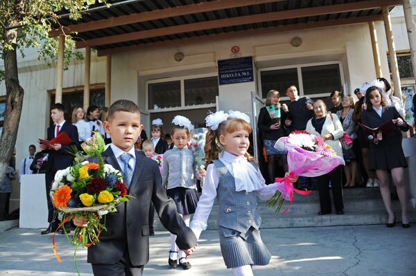 Первоклассники на праздничной линейке в средней школе №1 в Чите в День знаний Первоклассники на праздничной линейке в средней школе №1 в Чите в День знаний