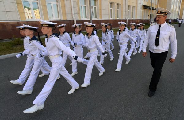 Учащиеся филиала Нахимовского военно-морского училища (Владивостокское президентские кадетское училище) на торжественной линейке, посвященной Дню знаний Учащиеся филиала Нахимовского военно-морского училища (Владивостокское президентские кадетское училище) на торжественной линейке, посвященной Дню знаний