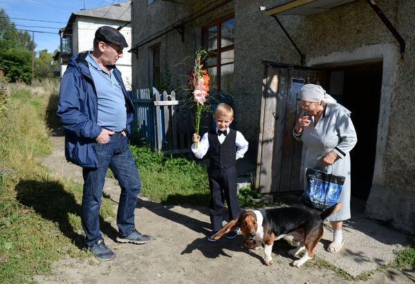 Семья провожает первоклассника в школу поселка Калиново в Свердловской области Семья провожает первоклассника в школу поселка Калиново в Свердловской области