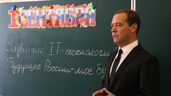 Дмитрий Медведев во время посещения школы №34 в подмосковном Подольске в День знаний. 1 сентября 2017 Дмитрий Медведев во время посещения школы №34 в подмосковном Подольске в День знаний. 1 сентября 2017