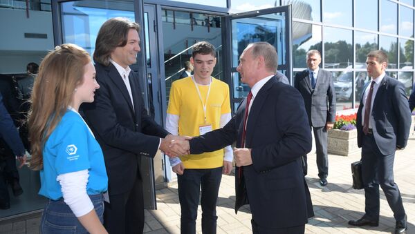 Дмитрий Маликов и Владимир Путин у культурно-спортивного комплекса Арена 2000 в Ярославле. 1 сентября 2017 Дмитрий Маликов и Владимир Путин у культурно-спортивного комплекса Арена 2000 в Ярославле. 1 сентября 2017