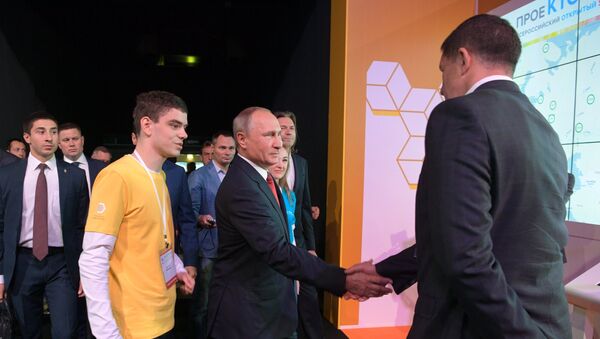 Владимир Путин во время посещения Всероссийского форума профессиональной навигации ПроеКТОриЯ в культурно-спортивном комплексе Арена 2000 в Ярославле. 1 сентября 2017 Владимир Путин во время посещения Всероссийского форума профессиональной навигации ПроеКТОриЯ в культурно-спортивном комплексе Арена 2000 в Ярославле. 1 сентября 2017