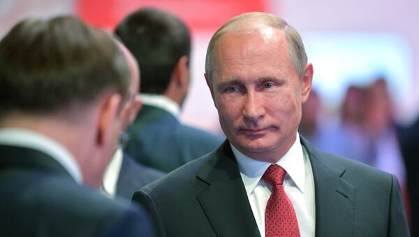Владимир Путин во время посещения выставки Всероссийского форума профессиональной навигации ПроеКТОриЯ в комплексе Арена 2000 в Ярославле. 1 сентября 2017 Владимир Путин во время посещения выставки Всероссийского форума профессиональной навигации ПроеКТОриЯ в комплексе Арена 2000 в Ярославле. 1 сентября 2017