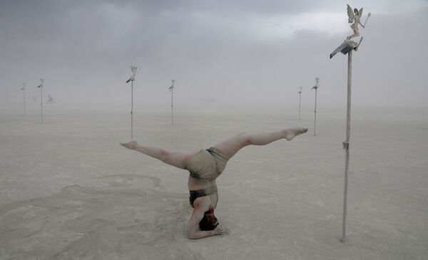 Участница фестиваля Burning Man в Неваде Участница фестиваля Burning Man в Неваде