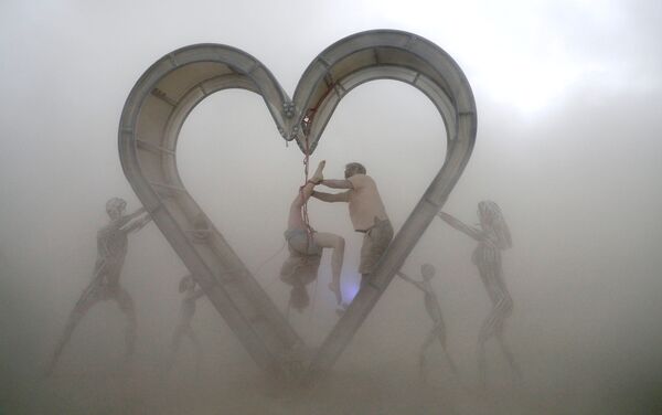 Участники фестиваля Burning Man в Неваде Участники фестиваля Burning Man в Неваде