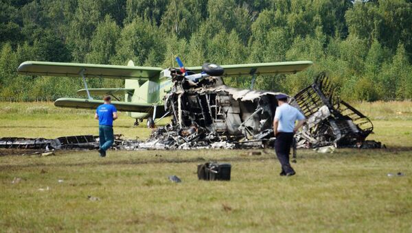 Обломки самолета Ан-2, потерпевшего крушение во время авиашоу, на аэродроме Черное в подмосковной Балашихе. 2 сентября 2017 Обломки самолета Ан-2, потерпевшего крушение во время авиашоу, на аэродроме Черное в подмосковной Балашихе. 2 сентября 2017