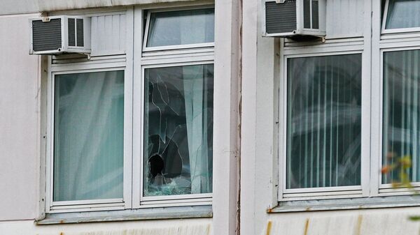 Поврежденное окно школы №1 в Ивантеевке Московской области, где подросток открыл стрельбу Поврежденное окно школы №1 в Ивантеевке Московской области, где подросток открыл стрельбу