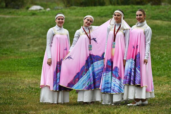 Участники праздничного шествия, посвященного открытию выставки Улица Дальнего Востока на набережной бухты Аякс в рамках ВЭФ-2017 во Владивостоке Участники праздничного шествия, посвященного открытию выставки Улица Дальнего Востока на набережной бухты Аякс в рамках ВЭФ-2017 во Владивостоке