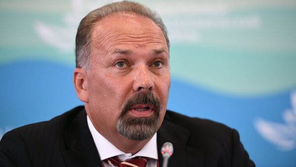 Министр строительства и жилищно-коммунального хозяйства РФ Михаил Мень на Восточном экономическом форуме во Владивостоке. 6 сентября 2017 Министр строительства и жилищно-коммунального хозяйства РФ Михаил Мень на Восточном экономическом форуме во Владивостоке. 6 сентября 2017